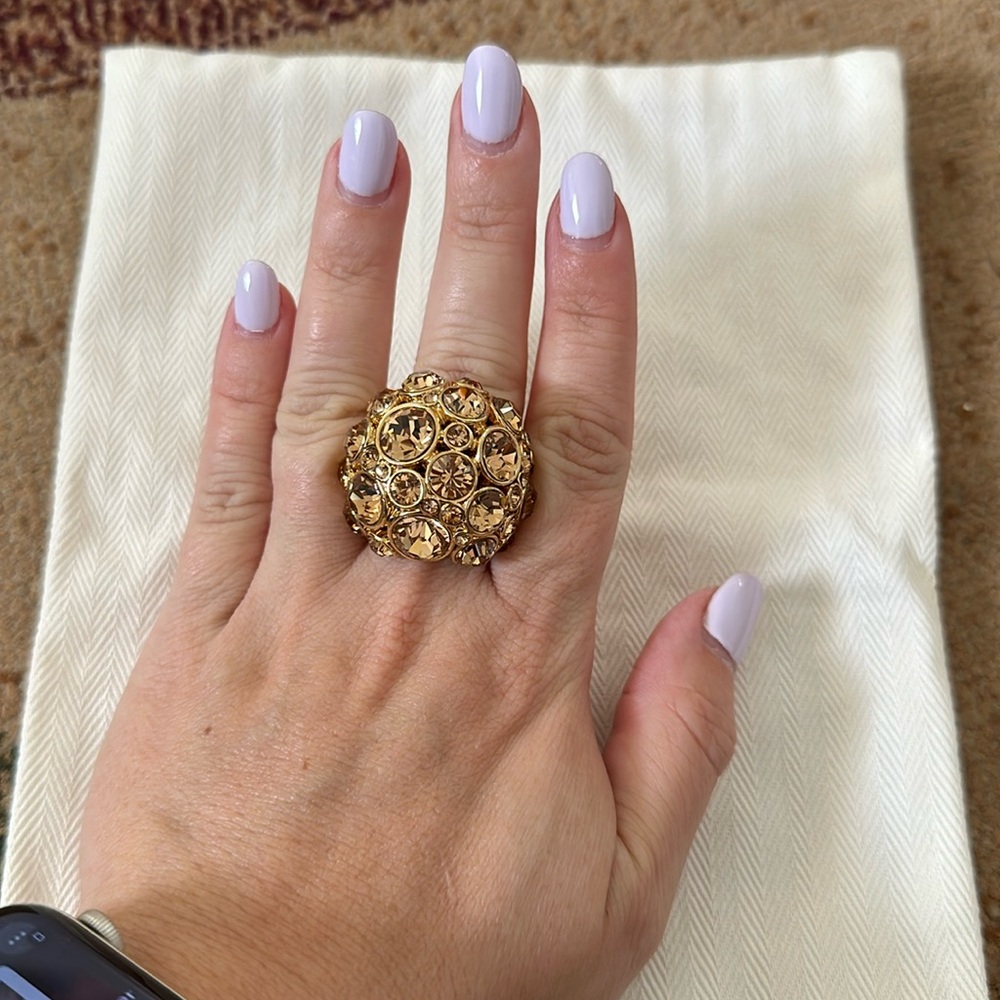 Costume jewelry ring in great condition